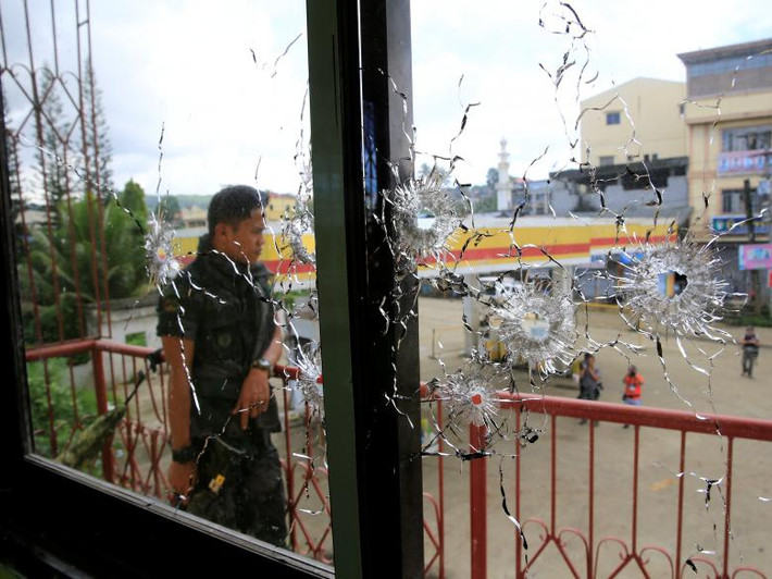 Những vết đạn trên cửa sổ một ngôi nhà ở thành phố Marawi. (Nguồn ảnh: Reuters)