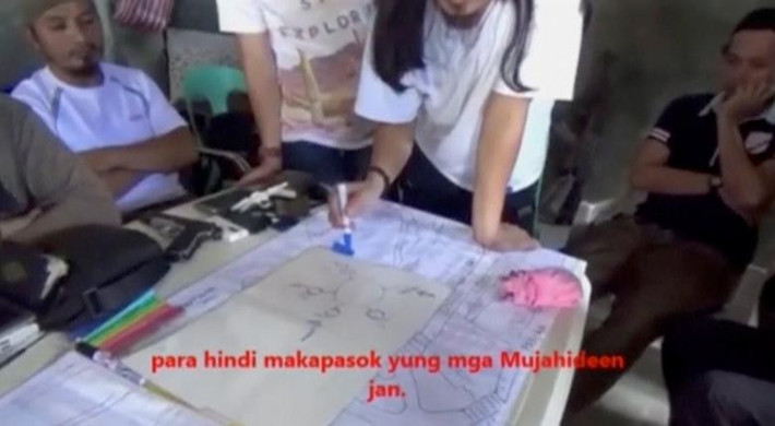 Ảnh chụp từ video cho thấy các chỉ huy nhóm khủng bố đang thảo luận kế hoạch tại một địa điểm không xác định ở Philippines.