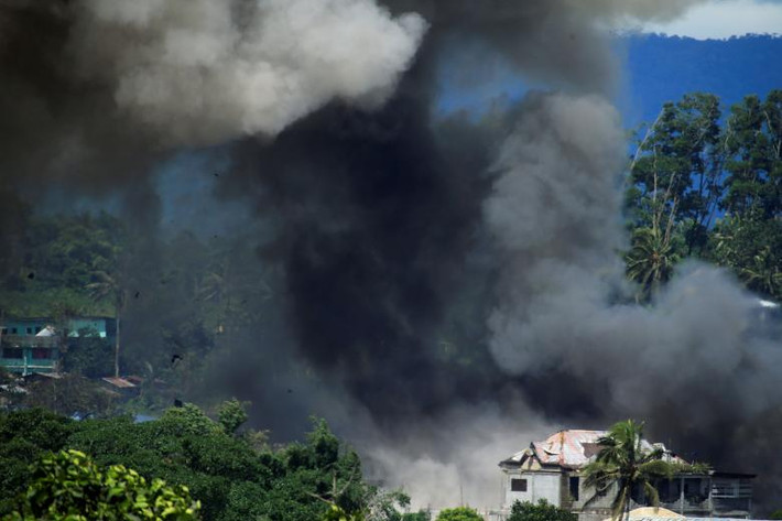 Khói đen bốc lên sau khi quân đội Philippines oanh kích các tay súng khủng bố Maute ở thành phố Marawi.