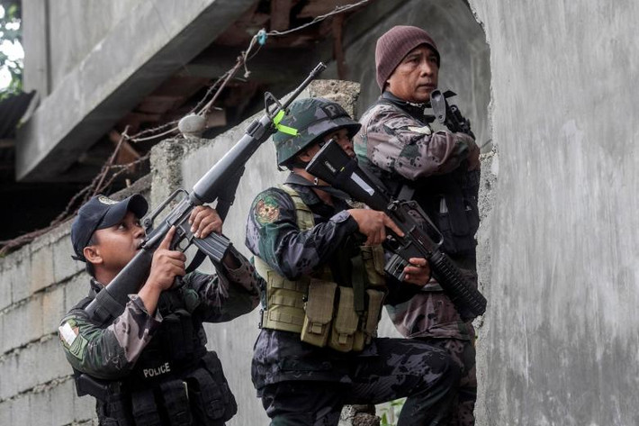 Lực lượng an ninh Philippines lục soát một căn nhà để truy lùng các tay súng Maute vẫn ẩn náu trong thành phố Marawi.