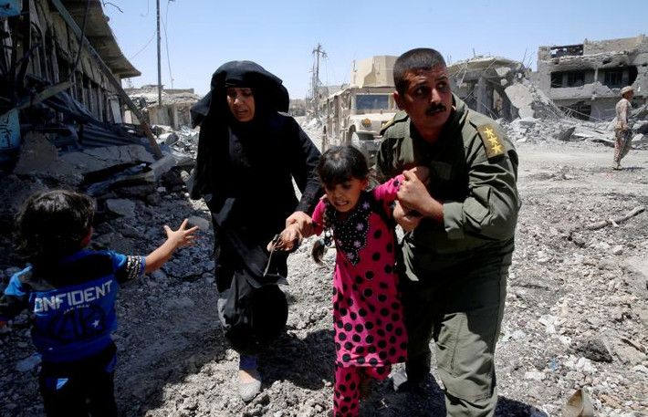 Các binh sĩ Iraq giúp dân thường sơ tán đến nơi an toàn trong thành phố Mosul.