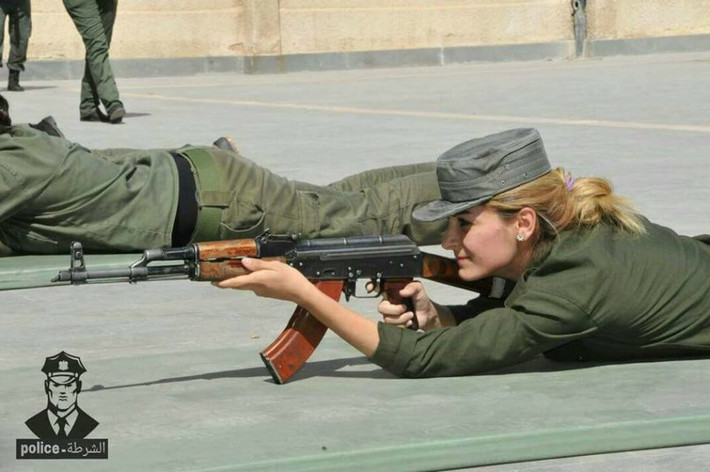 Một nữ cảnh sát Syria trong buổi tập luyện bắn súng.