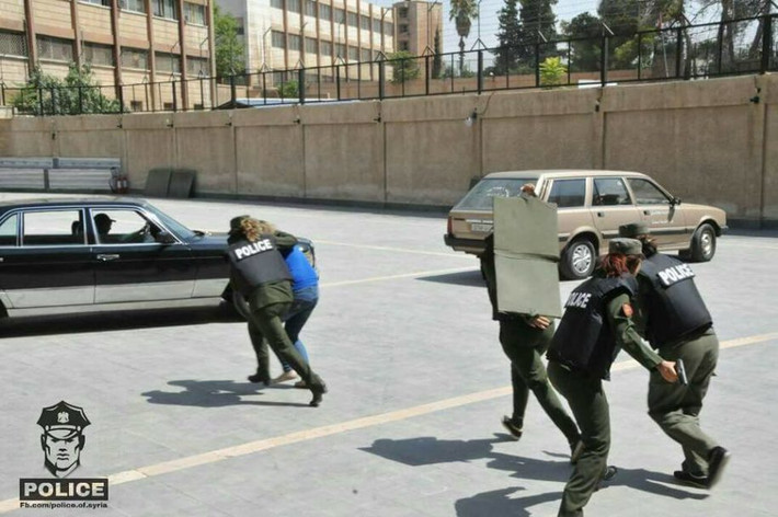 Những hình ảnh được đăng tải cho thấy, các nữ cảnh sát Syria sử dụng súng và diễn tập đối phó với tình huống khẩn cấp.