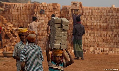 Trẻ em làm việc vất vả trong nhà máy gạch ở Bangladesh. Chúng chỉ được trả khoảng 100 đến 120 taka khi khuôn vác được khoảng 1.000 viên gạch. Ảnh: DW.