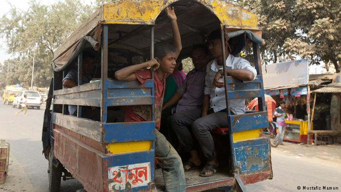 Không ít lao động trẻ em được thuê làm việc trên đường phố ở Bangladesh. Chúng thường là nạn nhân của những vụ tai nạn giao thông. Ảnh: DW.