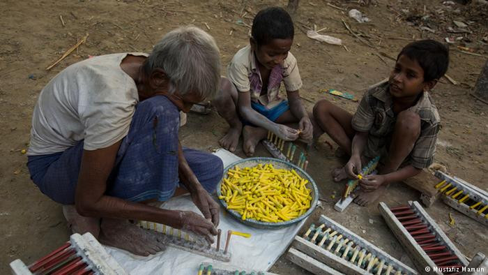 Lao động trẻ em ở Bangladesh thường được trả công thấp hơn người lớn và đa số chúng phải làm việc 12 tiếng một ngày. Đó là lý do vì sao hầu hết công nhân trong những nhà máy này đều là trẻ em. Ảnh: DW.