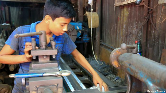 Điều kiện làm việc tồi tệ trong nhà máy chì có thể ảnh hưởng nghiêm trọng đến sức khỏe thể chất và tinh thần của những lao động trẻ em như Rahim (ảnh). Ngoài ra, nhiều lao động trẻ em ở Bangladesh dễ là nạn nhân của tình trạng phân biệt chủng tộc, ngược đãi và lạm dụng tình dục. Ảnh: DW.