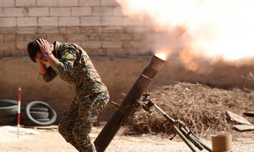 Theo Reuters, Lực lượng Dân chủ Syria (SDF), được sự hậu thuẫn của Mỹ, đã giành quyền kiểm soát phần lãnh thổ về phía bắc, đông và tây của Raqqa trong chiến dịch giải phóng thành phố Raqqa khỏi ách chiếm đóng của phiến quân IS.