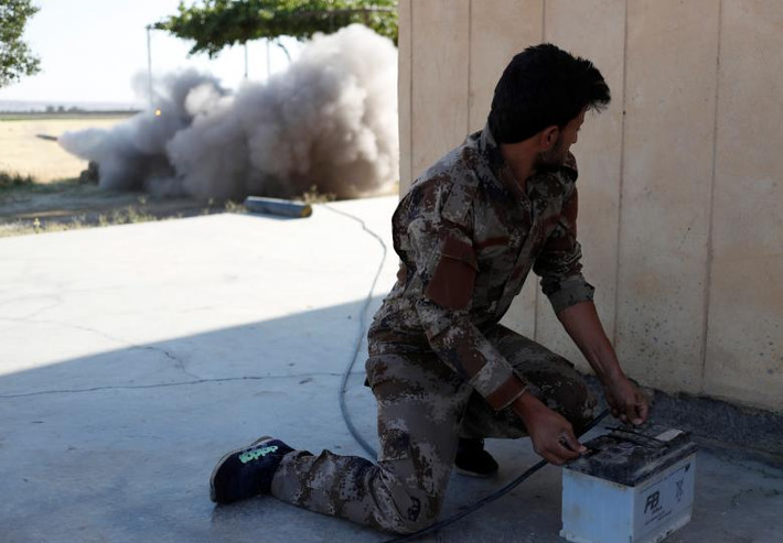 Một chiến binh người Kurd nã rocket vào các phần tử IS ở Raqqa hôm 15/6.