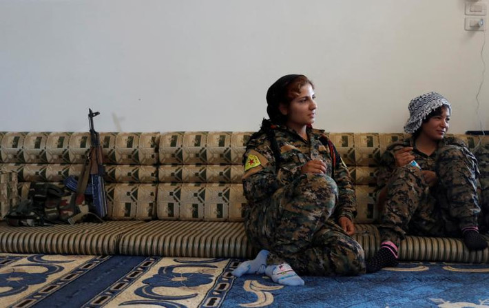Những nữ chiến binh người Kurd ngồi trong một ngôi nhà ở Raqqa hôm 15/6.