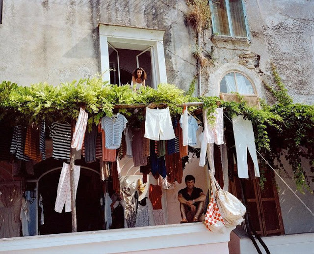 Người dân Italy phơi quần áo trước nhà ở Positano trong bức ảnh chụp hàng chục năm về trước. Ảnh: VT.