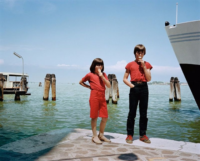 Hai em nhỏ ăn kem ở thành phố Venice năm 1981. Ảnh: VT.