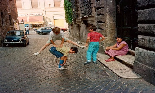 Các em nhỏ chơi đùa trước cửa nhà ở Rome năm 1982. Ảnh: VT.
