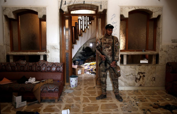 Một binh sĩ Iraq đứng bên trong nhà tù từng được phiến quân IS sử dụng ở thành phố Mosul.