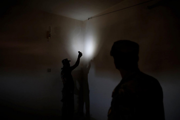 Các binh sĩ Iraq xem xét một căn phòng trong nhà tù ở Mosul. (Nguồn ảnh: Reuters)