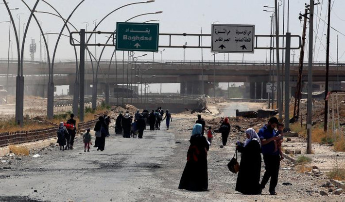 Những người dân Iraq đi lánh nạn.