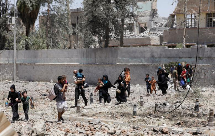 Cảnh người dân Iraq kéo nhau rời khỏi nhà đi lánh nạn.