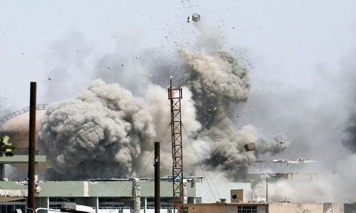 Khói bốc lên sau khi quân đội Iraq pháo kích trúng căn cứ của phiến quân IS ở khu Shifa, Tây Mosul.