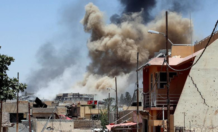 Khói bốc lên sau một vụ pháo kích của quân đội Iraq ở khu Sifa.