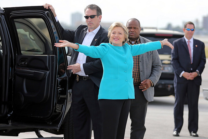 Cựu Ngoại trưởng Mỹ Hillary Clinton là một trong những nữ chính khách tóc vàng nổi tiếng trên thế giới. Ảnh: Cựu ứng viên Tổng thống Mỹ của Đảng Dân chủ Hillary Clinton cười tươi trước khi lên máy bay tại sân bay quốc tế Miami ở Florida ngày 26/10/2016. Ảnh: Sputnik.
