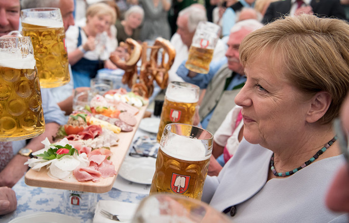 Thủ tướng Đức Angela Merkel uống bia tại triển lãm Truderinger Festwoche ở Munich ngày 28/5/2017. Ảnh: Sputnik.