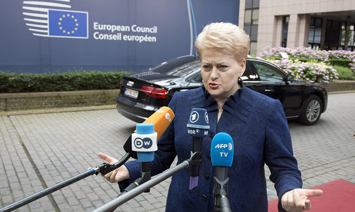 Nữ Tổng thống Lithuania Dalia Grybauskaite phát biểu trước truyền thông khi bà tới Brussels (Bỉ) để dự Hội nghị thượng đỉnh Liên minh Châu Âu ngày 29/6/2016. Ảnh: Sputnik.