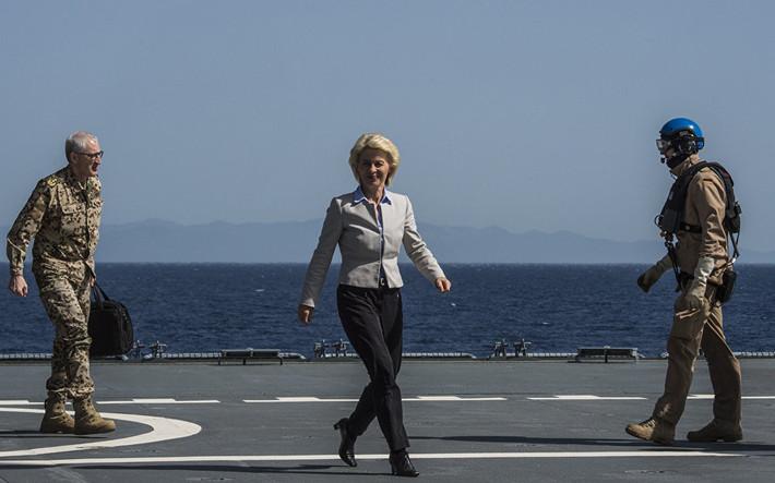 Nữ Bộ trưởng Quốc phòng Đức Ursula von der Leyen trên con tàu Bonn ở biển Aegean, ngoài khơi bờ biển Thổ Nhĩ Kỳ, ngày 20/4/2016. Ảnh: Sputnik.