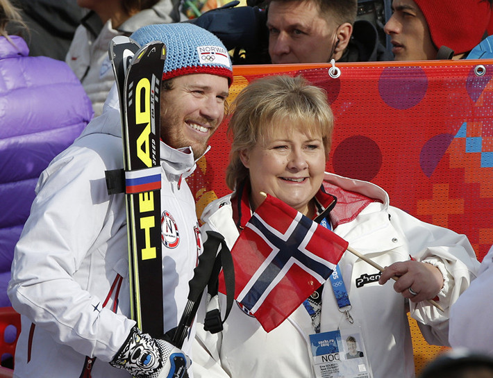 Nữ Thủ tướng Na Uy Erna Solberg chụp ảnh cùng vận động viên đua xe trượt tuyết Kjetil Jansrud trong kỳ Thế vận hội Mùa đông Sochi 2014. Ảnh: Sputnik.