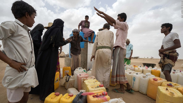 Mọi người tập trung lấy nước tại một khu trại cho người dân sơ tán ở Yemen. Theo Liên Hợp Quốc, 14,5 triệu người ở Yemen đang cần sự hỗ trợ để có thể tiếp cận được nguồn nước sạch và điều kiện vệ sinh đảm bảo. (Nguồn ảnh: CNN)