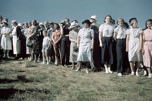 Đông đảo khán giả theo dõi một cuộc đua ca nô năm 1938. Ảnh: VT.