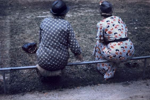 Hai người phụ nữ ngồi trò chuyện với nhau năm 1937. Ảnh: VT.