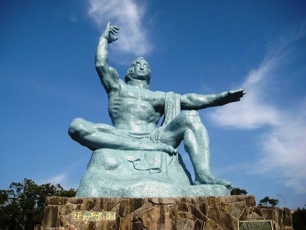 Bức tượng Hòa bình nặng 30 tấn được dựng ở Công viên Hòa bình Nagasaki ở thành phố Nagasaki. Cánh tay phải của tượng chỉ lên trời ám chỉ mối đe dọa vũ khí hạt nhân và cánh tay trái nằm ngang biểu tượng cho hòa bình. Ảnh: L25.