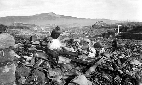 Ngày 6/8/1945, Mỹ ném bom nguyên tử xuống Hiroshima khiến thành phố này gần như bị san phẳng, khiến khoảng 140.000 người dân Hiroshima thiệt mạng. Ngày 9/8/1945, quả bom thứ hai mang tên “Fat Man” đã phát nổ trên bầu trời thành phố Nagasaki khiến khoảng 80.000 người thiệt mạng. Ảnh: L25.