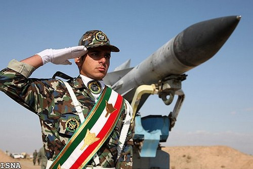 Đất nước Iran có biệt danh là “Pháo đài Iran” do địa hình ở nước này chủ yếu là đồi núi. Về sức mạnh quân sự, Iran có hơn 1 triệu binh sĩ, 1.658 xe tăng và có một mạng lưới căn cứ tên lửa dưới lòng đất. Nhiều quốc gia hoài nghi rằng Iran gần đây đã bắt đầu thử nghiệm tên lửa có khả năng mang đầu đạn hạt nhân. Được biết, Iran chưa từng bị nước nào xâm lược kể từ Chiến tranh Thế giới thứ hai. Ảnh: WL.