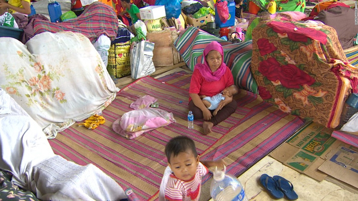 Cô Tarhata Musarip bế con trai trong một khu trại tị nạn. Được biết, cậu bé chào đời giữa lúc cuộc giao tranh tại thành phố Marawi bắt đầu bùng phát.