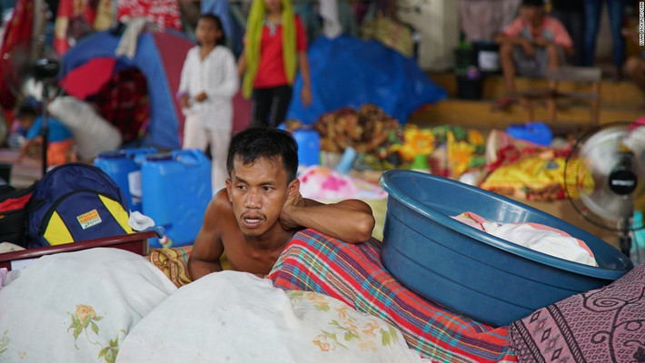Được biết, nhiều người dân chạy loạn chỉ mang theo vài bộ quần áo khi rời thành phố Marawi, miền Nam Philippines.