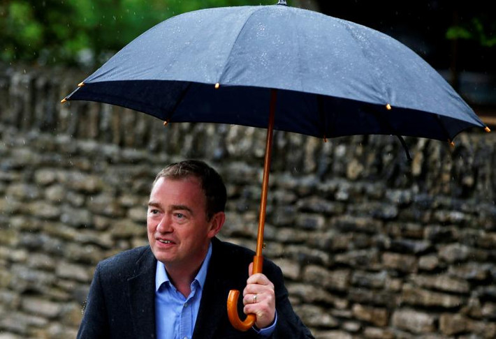 Ông Tim Farron, lãnh đạo Đảng Dân chủ Tự do Anh, tới một điểm bỏ phiếu ở Kendal.