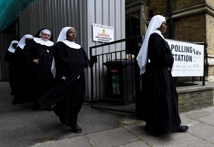 Các nữ tu rời khỏi một điểm bỏ phiếu ở Công viên Hyde, London. (Nguồn ảnh: Reuters)