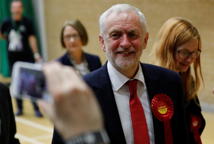 Ông Jeremy Corbyn cười tươi tại một trung tâm kiểm phiếu ở thủ đô London trong cuộc bầu cử Anh.
