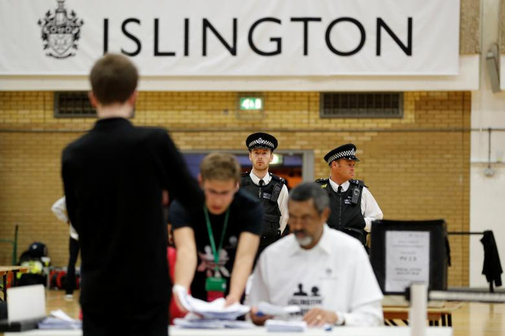 Cảnh sát đứng gác trong lúc những lá phiếu được kiểm ở thủ đô London.
