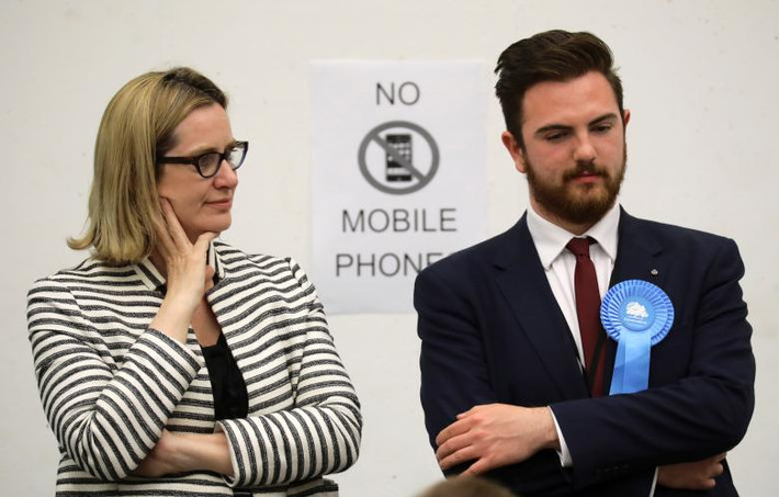 Bộ trưởng Nội vụ Anh Amber Rudd tại một trung tâm kiểm phiếu ở Hastings.