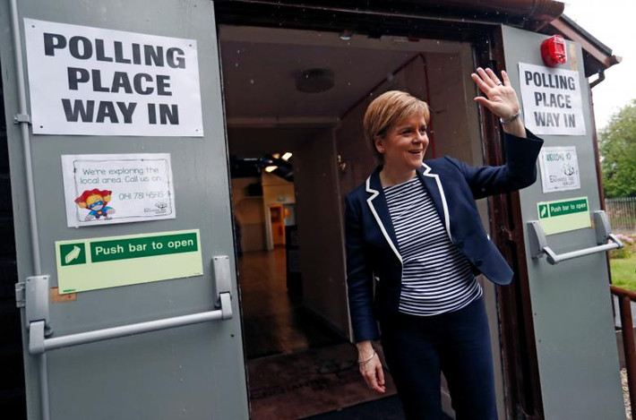 Bộ trưởng Thứ nhất và là Chủ tịch Đảng Quốc gia Scotland (SNP) Nicola Sturgeon vẫy tay chào mọi người ở Galssgow sau khi bỏ phiếu xong trong cuộc tổng tuyển cử Anh.
