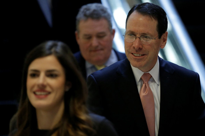 ...hay Randall Stephenson, Giám đốc điều hành của tập đoàn AT&T. Ảnh: BI.