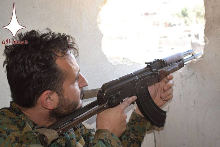 Binh sĩ Syria ngắm bắn đối phương. Ảnh: AMN.