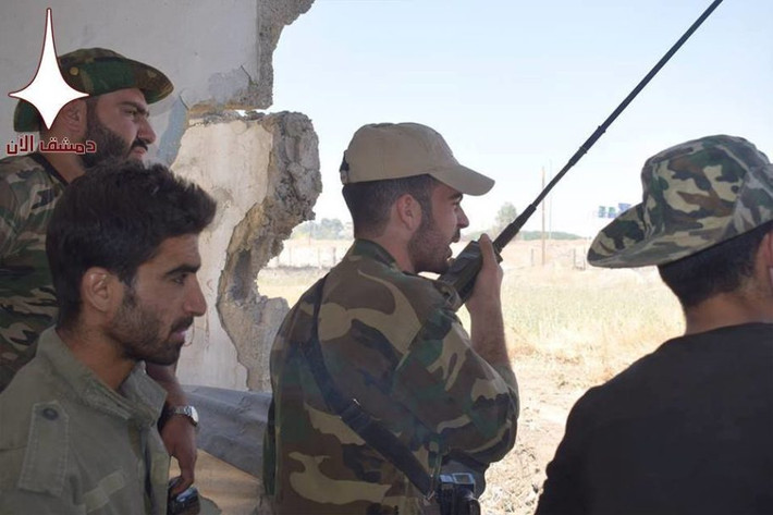 Binh sĩ Syria liên lạc qua bộ đàm. Ảnh: AMN.
