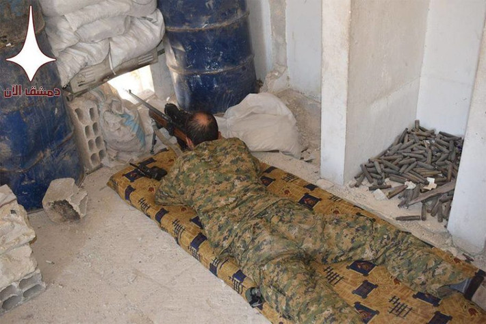 Quân đội Syria tiếp tục củng cố hầm hào, công sự phòng ngự vững chắc và bố trí các trận địa hỏa lực trong khu vực này. Ảnh: AMN.