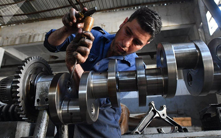 Một công nhân làm việc trong nhà máy đặc biệt ở thủ đô Damascus.