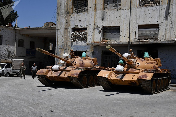 Những chiếc xe bọc thép tại nhà máy sửa chữa xe quân sự ở Damascus, Syria.