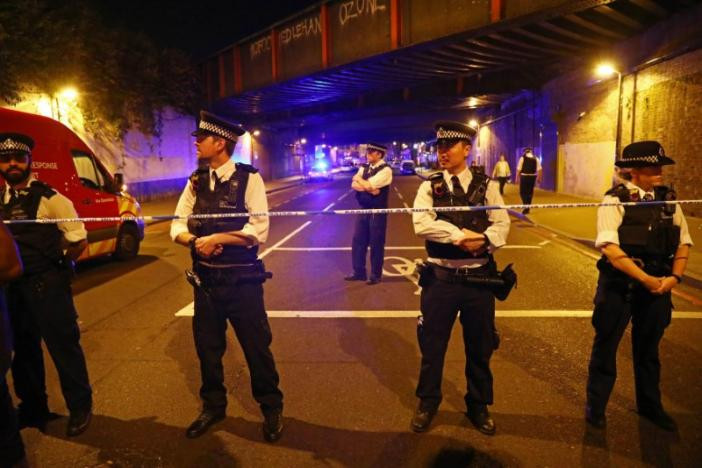 Cảnh sát phong tỏa khu vực vừa xảy ra vụ đâm xe ở London. Ảnh: Reuters.