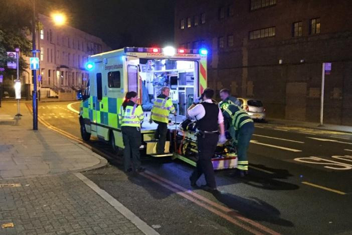 Chiếc xe cứu thương đỗ gần nhà thờ Hồi giáo Công viên Finsbury ở Bắc London hôm 19/6. Ảnh: Reuters.